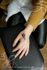 Un patró de tatuatge de papallona senzill i delicat