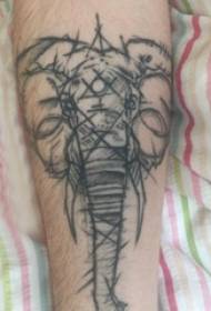 De earm fan 'e lytse tatoeage jongen op swarte foto fan' e olifanttatoeage