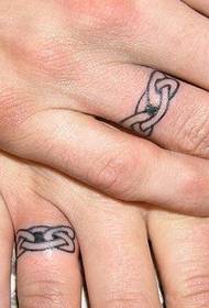 さまざまな指輪の入れ墨パターン上のさまざまな恋人の指関節