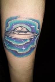 Материал татуировки рука, рука мужчины, изображение татуировки звездного неба и летающей тарелки
