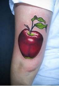 Comida de tatuagem, braço de menino, imagem colorida de tatuagem de maçã