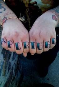 Палец черно-синие буквы татуировки