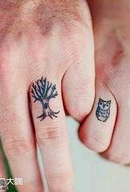 Patrón de tatuaje de árbol de dedo