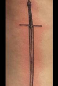 Imagen del tatuaje del brazo brazo del niño en la imagen del tatuaje de la espada negra