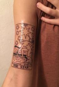 Ligne de tatouage image fille ligne noire tatouage sur le bras de la fille
