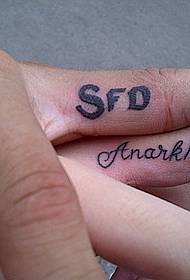 Стилски едноставна двојна прста англиска тетоважа