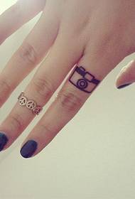 Čudovita majhna tetovaža fotoaparata na prstu