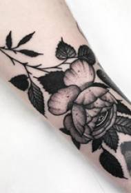 Letsoho la ngoanana oa tattoo letsohong le letšo la tattoo e ntšo ea rose