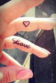 Vakker og vakker tatovering på fingeren