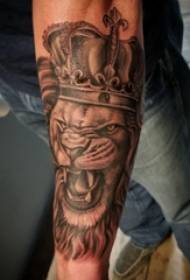Lion King Tattoo mannelijke armen op zwart grijs Lion King Tattoo foto