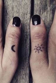 Djevojka prst lijep mali uzorak svježe tetovaže