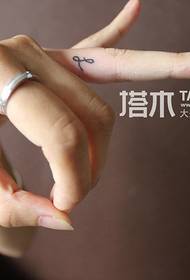 Tatuaggio di lettera di dita di ragazza