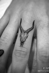 un modello di tatuaggio con le dita