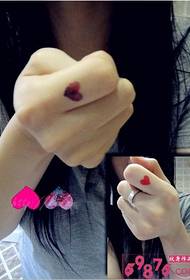 Κορίτσι δάχτυλο προσωπικότητα κόκκινη εικόνα τατουάζ καρδιά