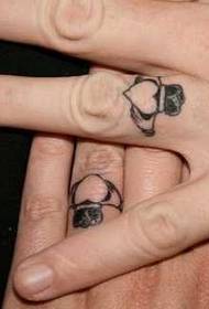 Modèle de tatouage ailes d'amour doigt