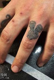 Mikrofona tetovējums uz pirksta
