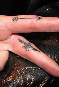 Специална татуировка със стрелка на пръста