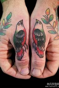 Pirkstu mazs vecās skolas putnu tetovējuma raksts