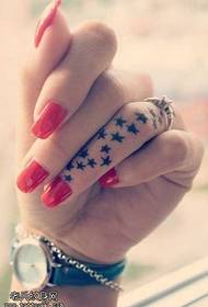 Īpašs zvaigznes tetovējuma raksts uz pirksta