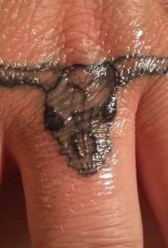 Patrón de tatuaxe de cráneo de toro no dedo