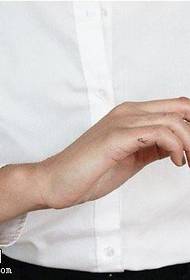Tatoveringsmønster med liten karakter på fingeren