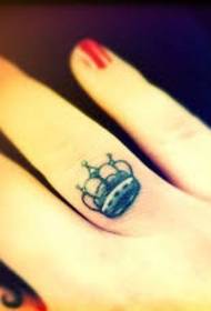 Красиві маленькі татуювання корони на пальці