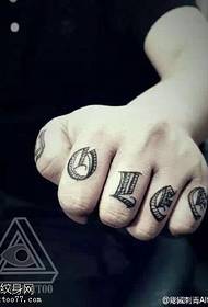 Цвјетно писмо тетоважа на прсту