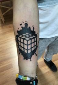 Rubika kuba tetovējumi Zēna rokas uz melna Rubika kuba tetovējuma attēls