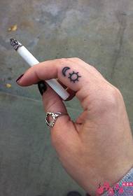 Mädchen Finger Mond und Sonne Tattoo Bilder