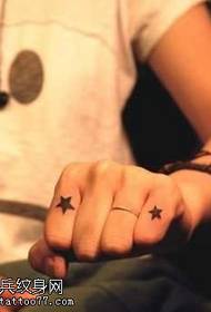 Pirštų juodos ir baltos žvaigždės tatuiruotės modelis