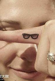 Uzorak za tetoviranje naočala na prstima