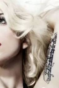 Domina Gaga tattoos Threicae sententia anglicus super brachium stella picture