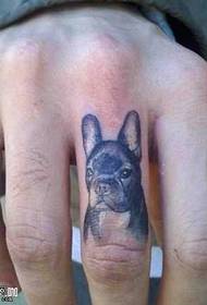 Piršto šuns tatuiruotės modelis