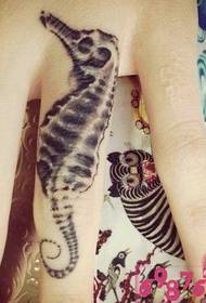 Kreatyf lytse hippo finger tatoeage