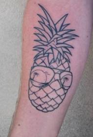 Минималистичка линија за тетоважа со тетоважи на ананас што носи очила на раката на момчето