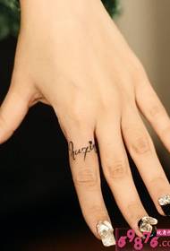 Ring-Tätowierungsbild des englischen Alphabetes der Fingerpersönlichkeit