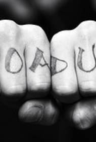 Motif de tatouage de lettre noire de caractère de doigt