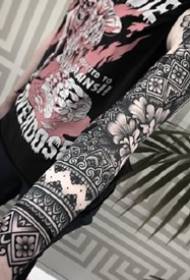 аяқ-қолдың айналасындағы гүлді тотемдік татуировкалар жиынтығы