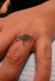 Parmak üzerinde gerçekçi 3D örümcek dövme
