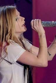 Avril Lavender Tattoos Gwiazdy na notatkach na ramionach i angielskie zdjęcia tatuaży
