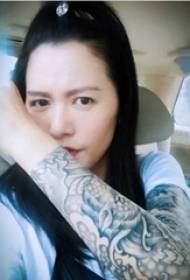 Tan Weiwei Tattoo Flower Arm Star Black Hair Gray Tattoo Picture on Arm