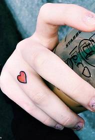 Klasična ljubezenska tetovaža na prstu