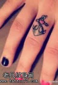 Uzorak tetovaže za sidro na prstu