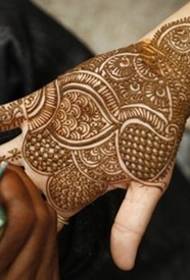 Šķirnes pirksta Indijas hennas tetovējums