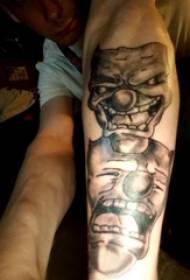 Braç estudiant masculí de pallasso de tatuatge en una imatge de tatuatge de màscara de pallasso ridícula