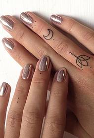 Sieviešu pirkstu kodolīgs, svaiga, tetovējuma attēls