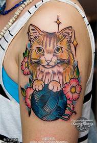 Слика слика со тетоважа со мачки во боја