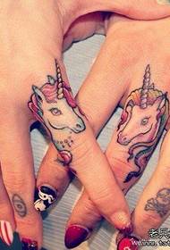 Modello di tatuaggio unicorno con un dito