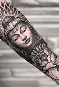 Sticanje ruke: skup tetovaža crne ruke u stilu