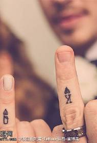 Spillerkort tatoveringsmønster på fingeren
